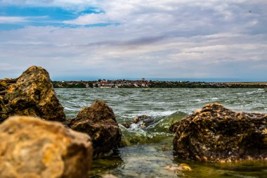 Denizin üzerinde fırtına bulutları