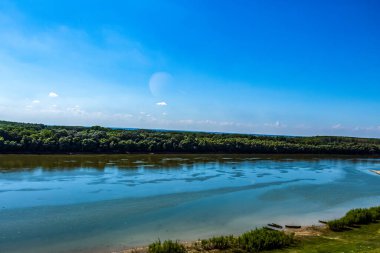 Güzel nehir manzarası. Doğa, seyahat kavramı