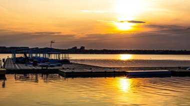 Gölde gün batımı. Gölün üzerinde gün batımı.