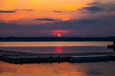 Gölde gün batımı