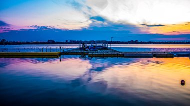 Gölün üzerinde güzel bir gün batımı