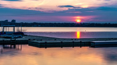 Gölün üzerinde gün batımı, göl çok güzel bir manzara..