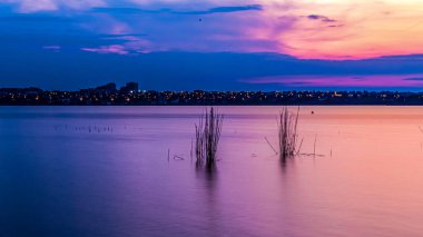 Gölün üzerinde güzel bir gün batımı