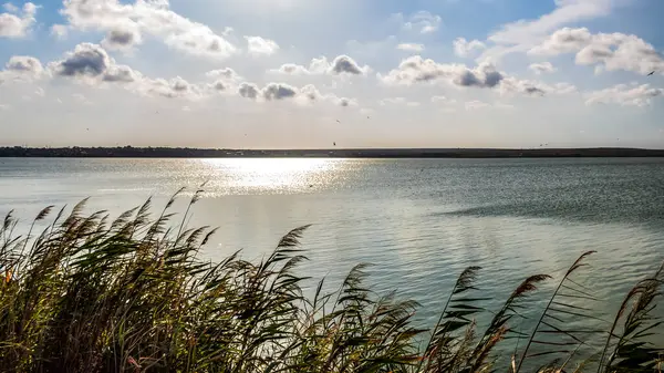 Göl manzarası ve sabah güneşi..
