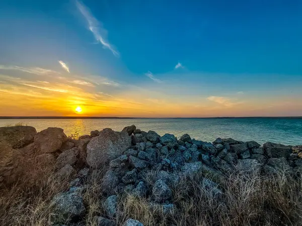 Denizin üzerinde güzel bir gün batımı