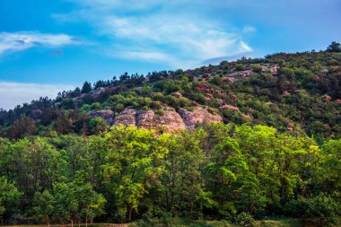 Nehirli dağ manzarası