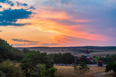Tepede güzel bir gün batımı