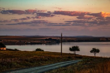 Denizin üzerinde güzel bir gün batımı