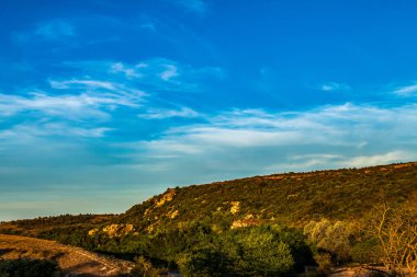 Arka planda güzel bir dağ manzarası