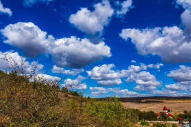 Bulutlu gökyüzü ile güzel bir tarla görüntüsü