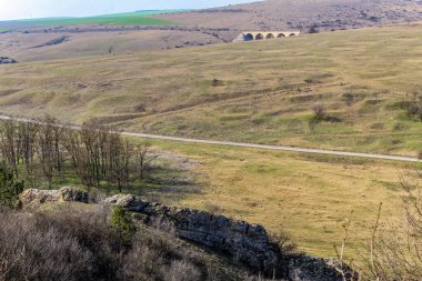 Dağlarda bir yolun güzel bir çekim
