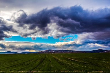 Dağların üzerinde fırtına bulutları