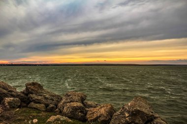 Denizin üzerinde gün batımı