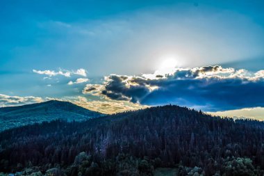 Dağlarda güzel bir gün batımı