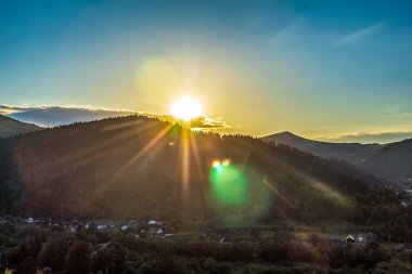 Dağların üzerinden gün batımı