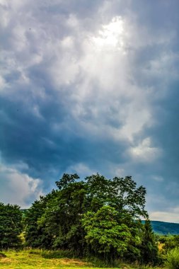 Bulutları ve mavi gökyüzü olan güzel bir manzara.