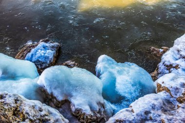 Buz ve buzla kaplı güzel bir manzara.