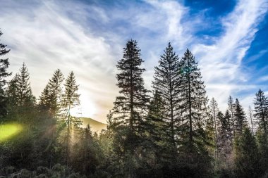 Dağlarda güzel bir gün batımı