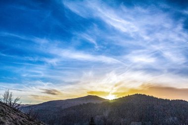 Güzel gün batımı gökyüzü bulutlu