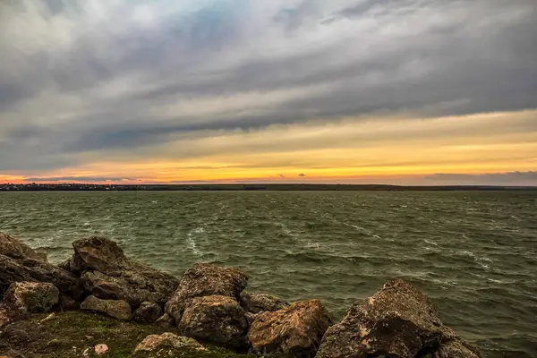 Denizin üzerinde gün batımı