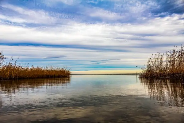 Göl ve bulutlu gökyüzü