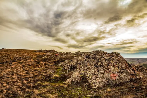 Dağlarla güzel bir manzara.