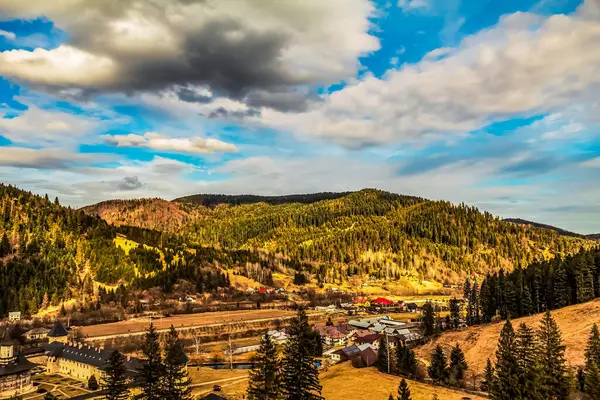 Yazın Karpat Dağları 'nın hava aracı görüntüsü