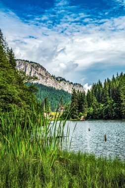 Dağlardaki güzel göl