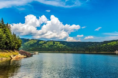 Güzel göl manzarası
