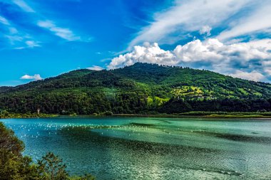 Mavi gökyüzü ve bulutlu göl