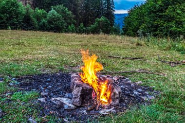 Dağlarda şenlik ateşi.