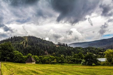 Bir dağ köyü olan güzel bir manzara.