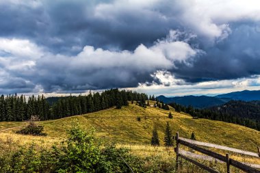 Dağlarda dağları olan güzel bir manzara.