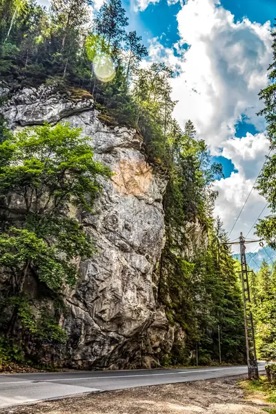 Dağlardaki güzel bir dağ manzarası
