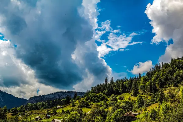 Dağları ve mavi gökyüzü olan güzel bir manzara.