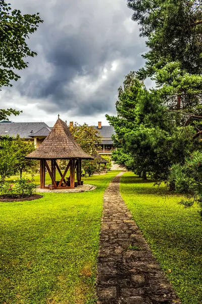 Parktaki ahşap köprü, doğası güzel.