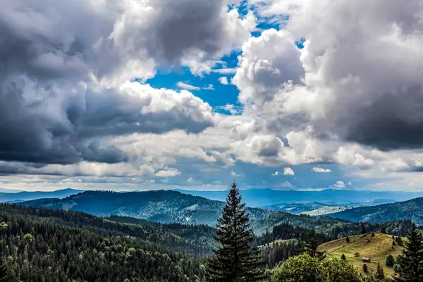 Dağların güzel manzarası