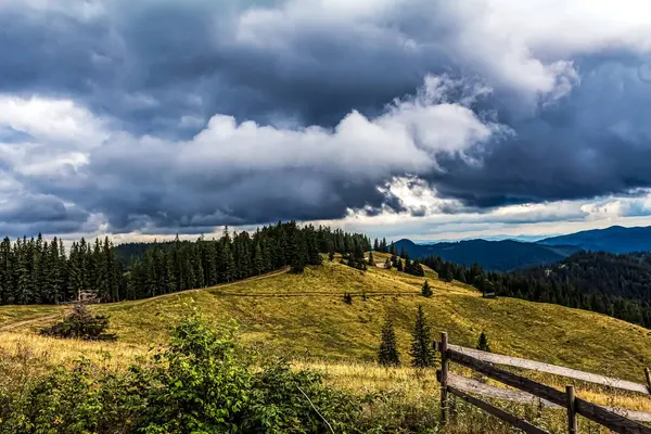 Dağlarda dağları olan güzel bir manzara.
