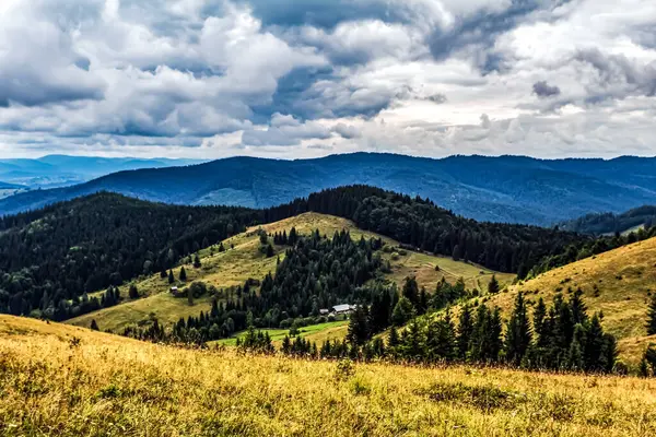 Karpatlar 'daki dağların güzel manzarası