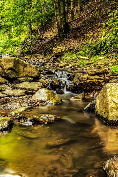 Dağlarda güzel bir şelale