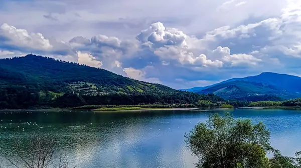 Göl ve dağlarla dolu güzel bir manzara.