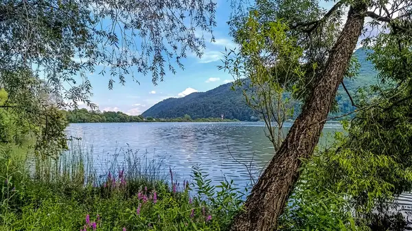 Dağlardaki güzel göl. seyahat