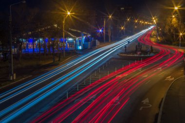 Akşam karanlığında şehrin manzarası.