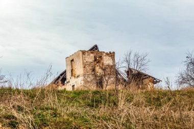 Bir tepede terk edilmiş bir ev
