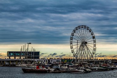 Gece gökyüzünde dönme dolap
