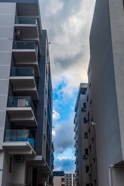 modern apartman balkonları ve pencereleri olan.