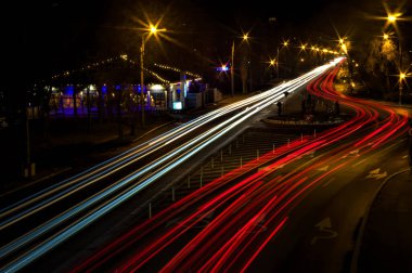 Gece şehirde trafik vardı.