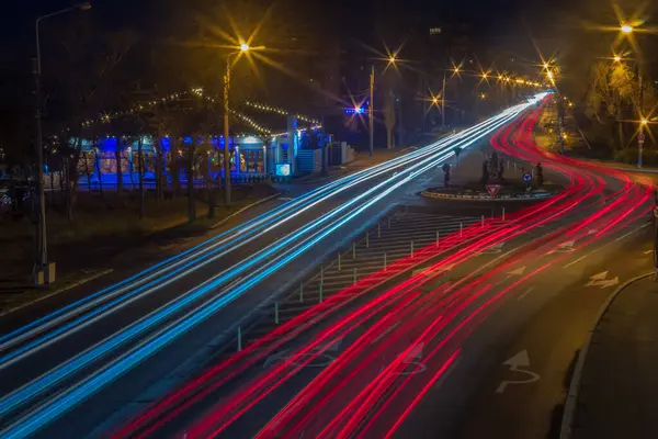 Akşam karanlığında şehrin manzarası.