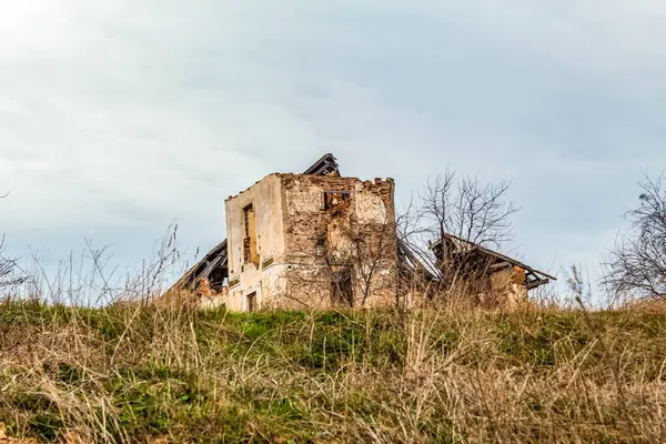 Bir tepede terk edilmiş bir ev