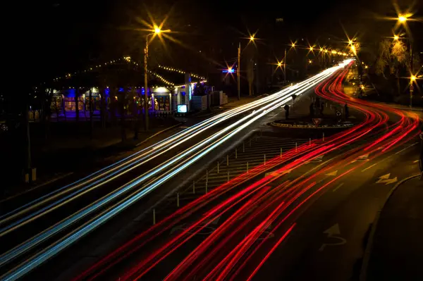 Gece şehirde trafik vardı.
